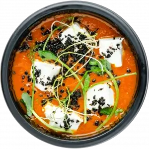 Томатний суп з фетою та сублімованими маслинами 