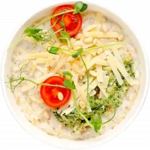 Вівсяна каша зі шпинатом, пармезаном та кедровим горіхом