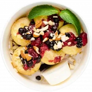 Сирники з цитрусовою сметаною та ягодами 